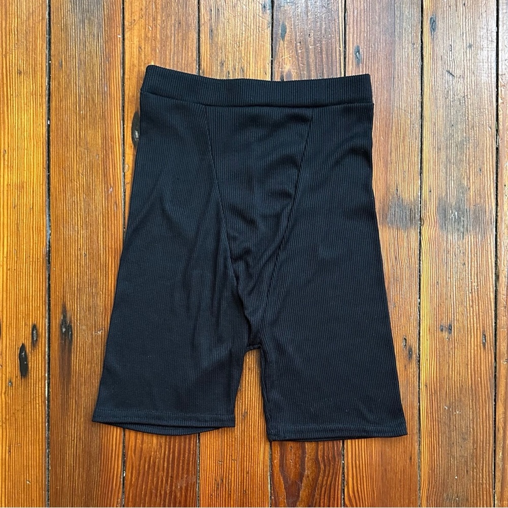 Prettylittlething v seamed ribbed biker shorts / long boy shorts 0
